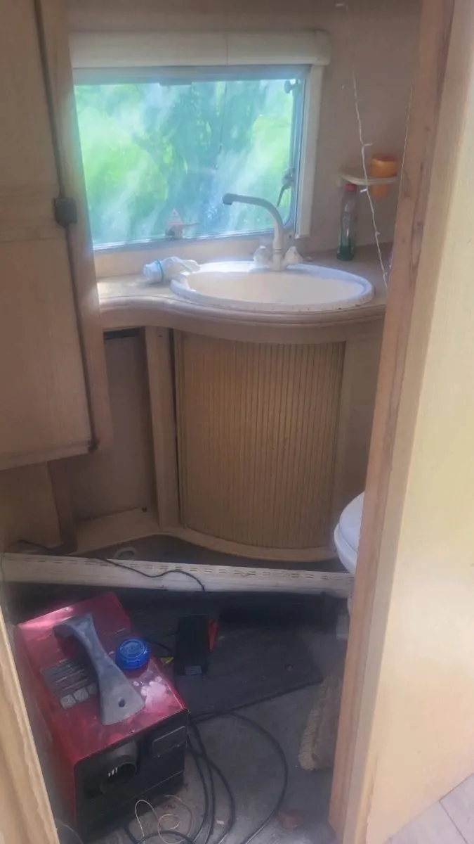 4 berth caravan - Image 2