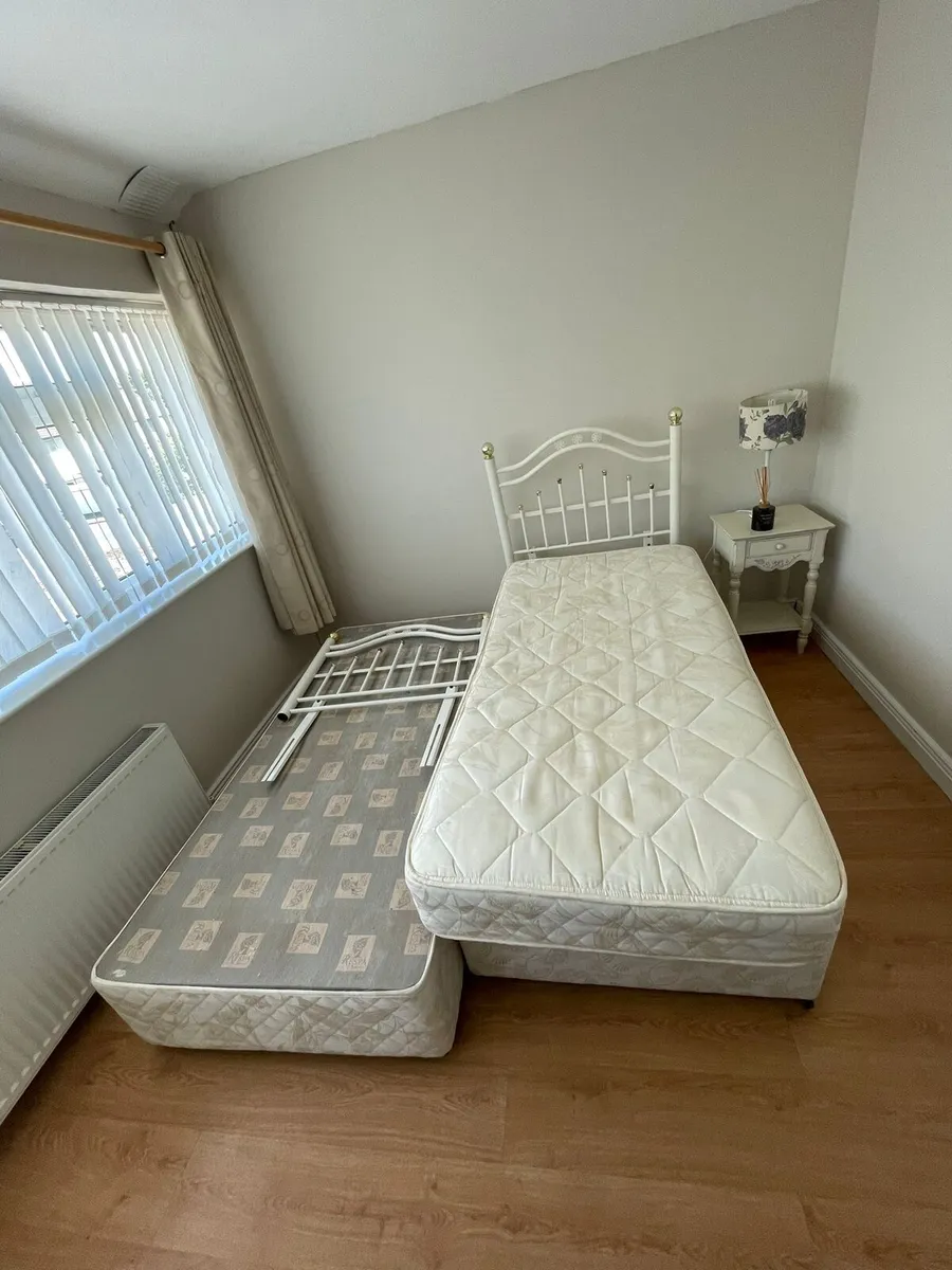 Single beds - Image 3