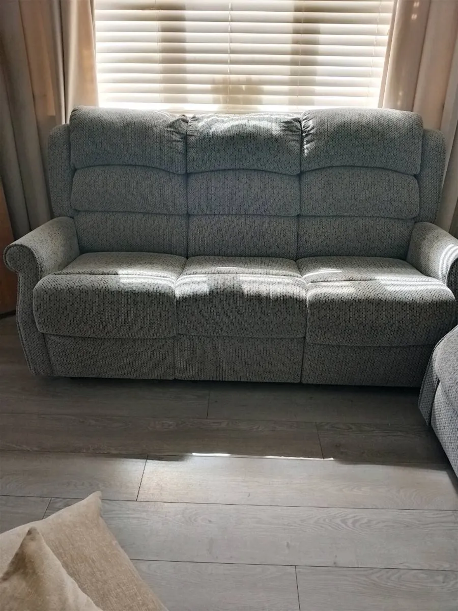 Recliner Sofa 3seater and 2seater Sofa. - Image 1