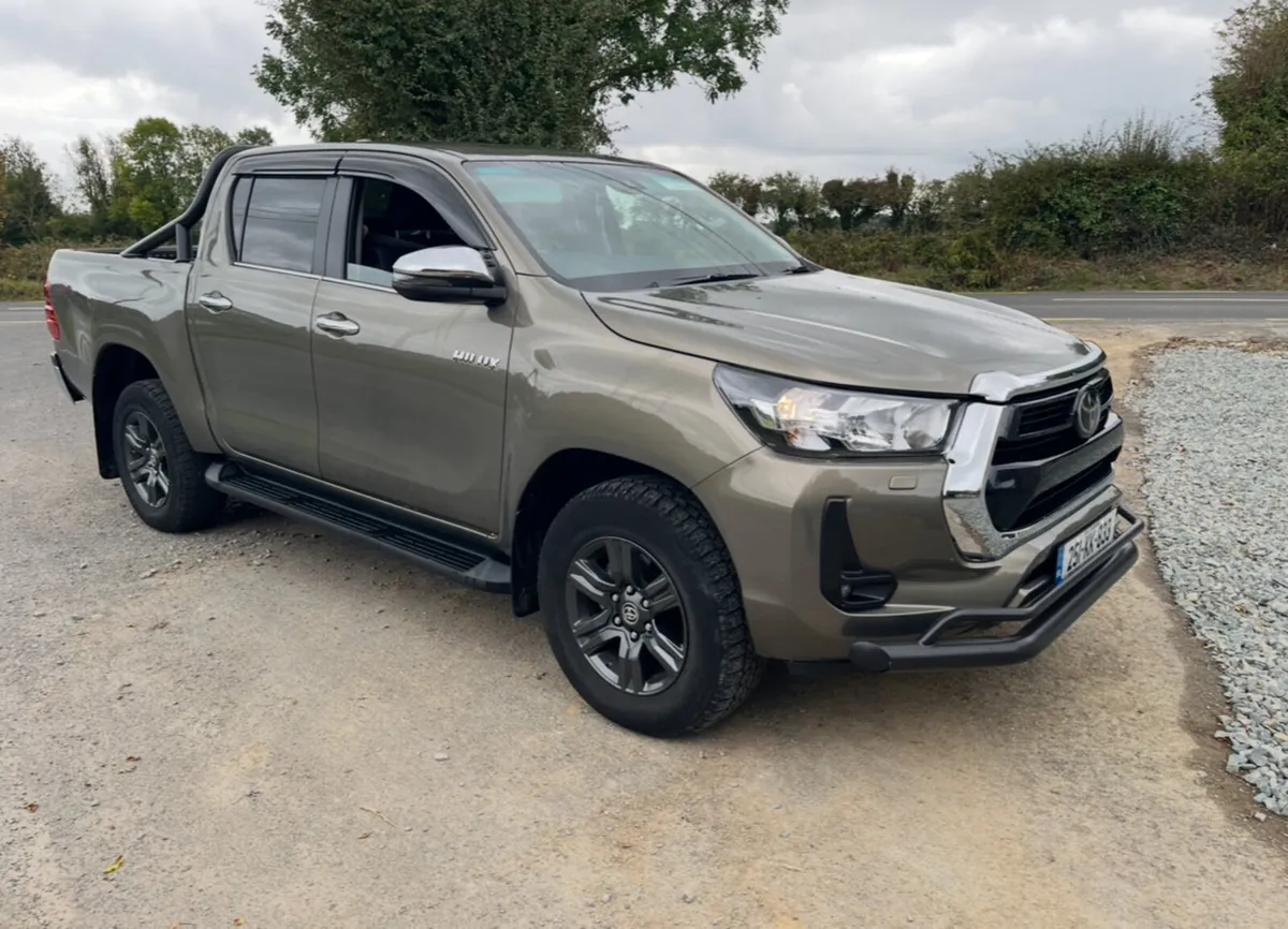 Toyota Hilux 2025 - Image 1