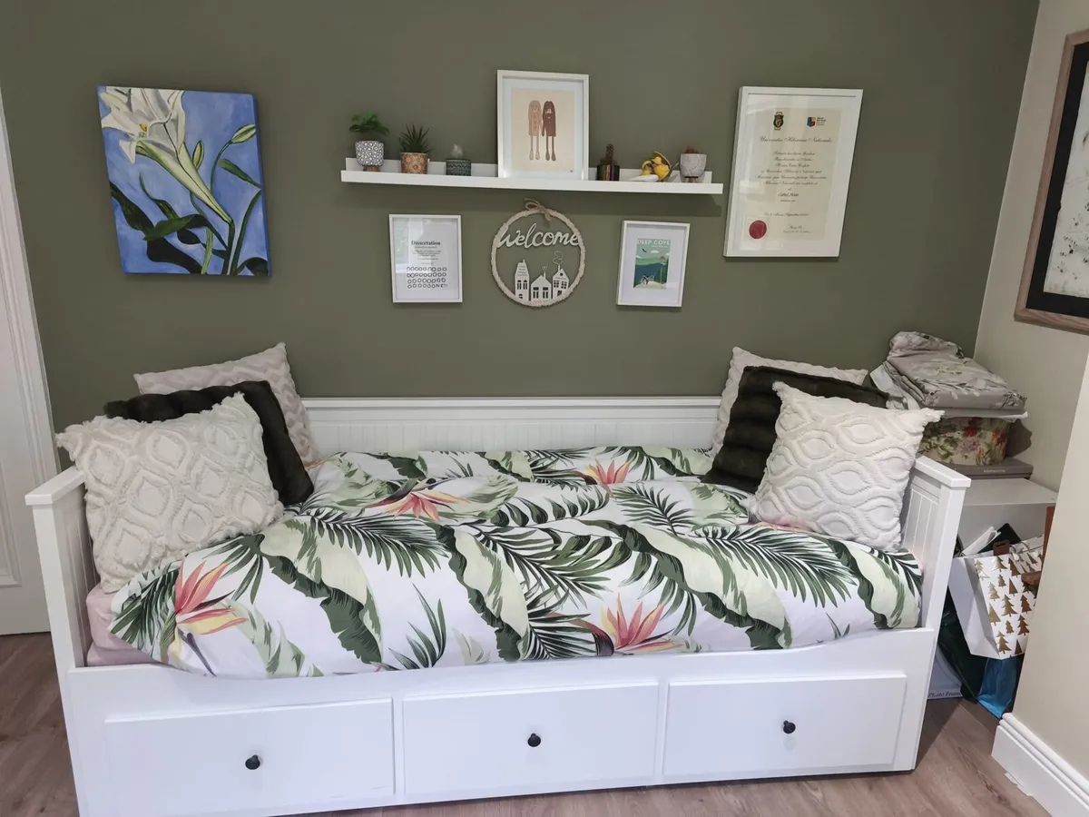 Day Bed - Image 1