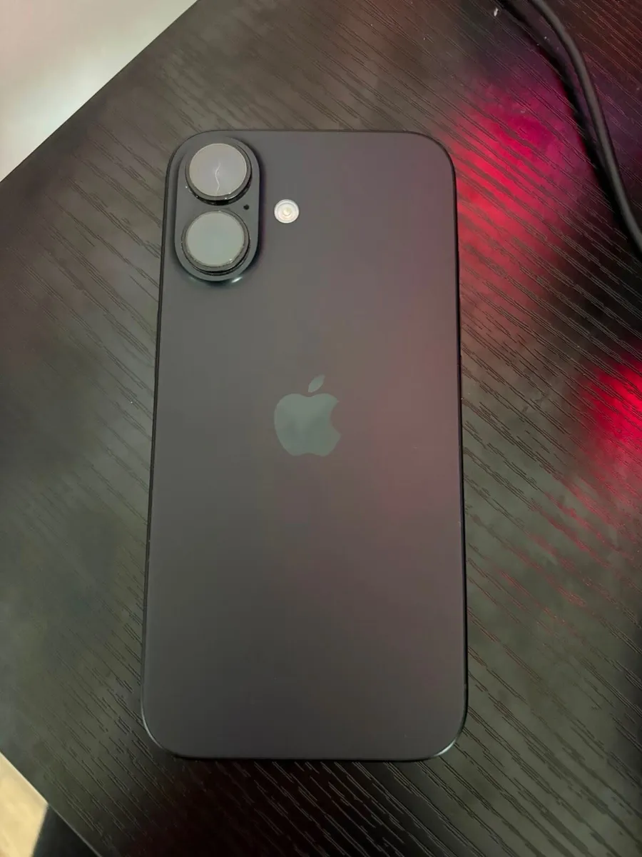 iPhone 16 - Image 3