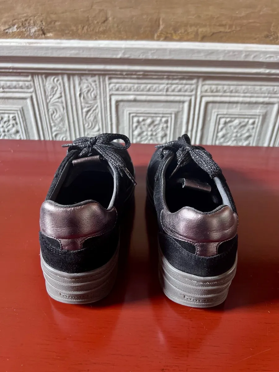 Tamaris Black Suede Flatform Trainers Size 39 - Image 3