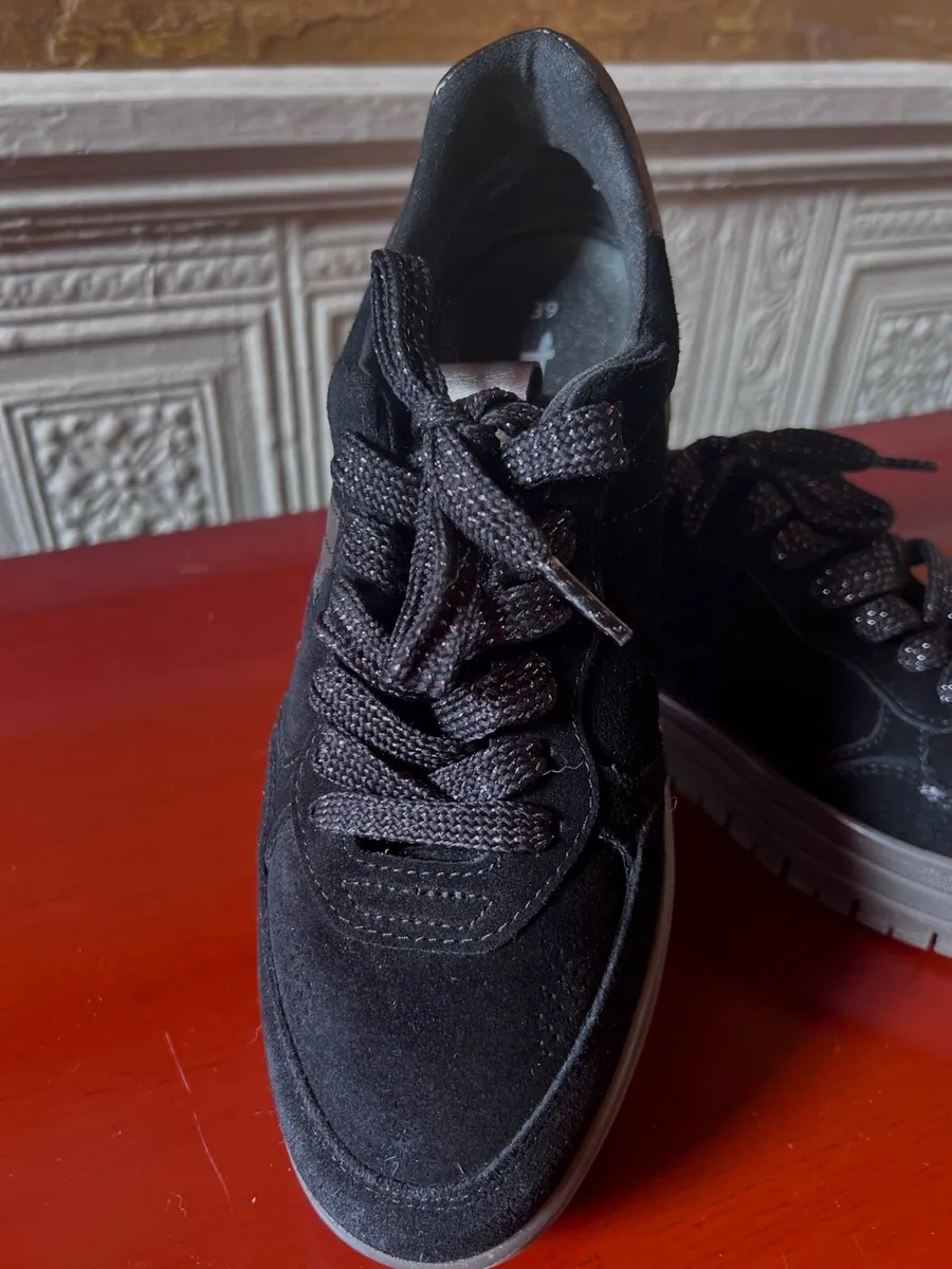 Tamaris Black Suede Flatform Trainers Size 39 - Image 4