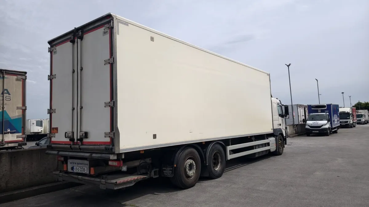 Volvo FM330 Fridge Freezer - Image 3