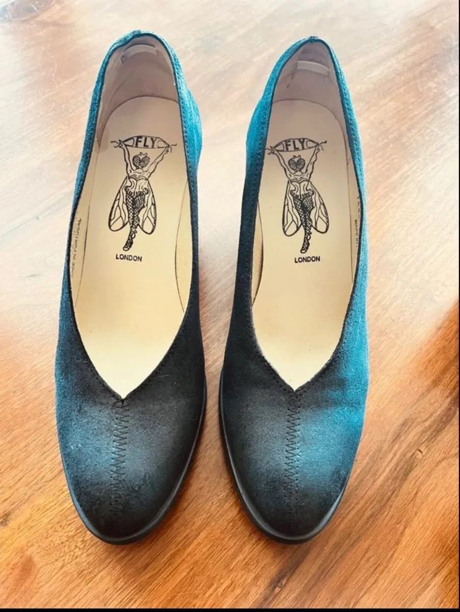 NEW FLYLondon Suede Court Shoes size 40 - Image 1