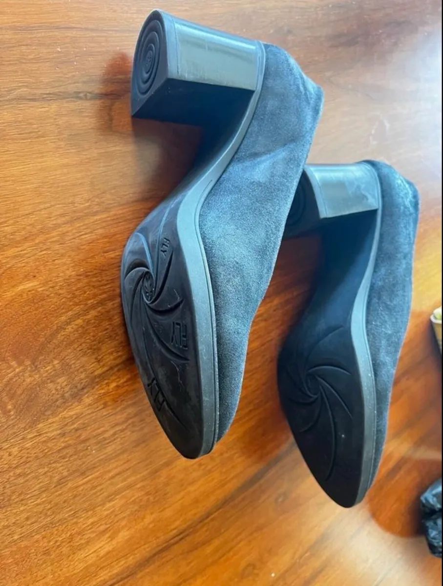 NEW FLYLondon Suede Court Shoes size 40 - Image 3