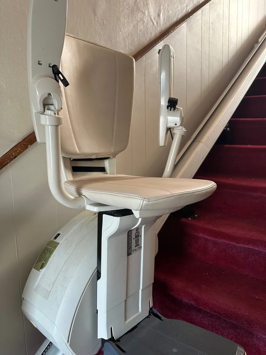Stair lift,  swivel seat and folding hinge - Image 1