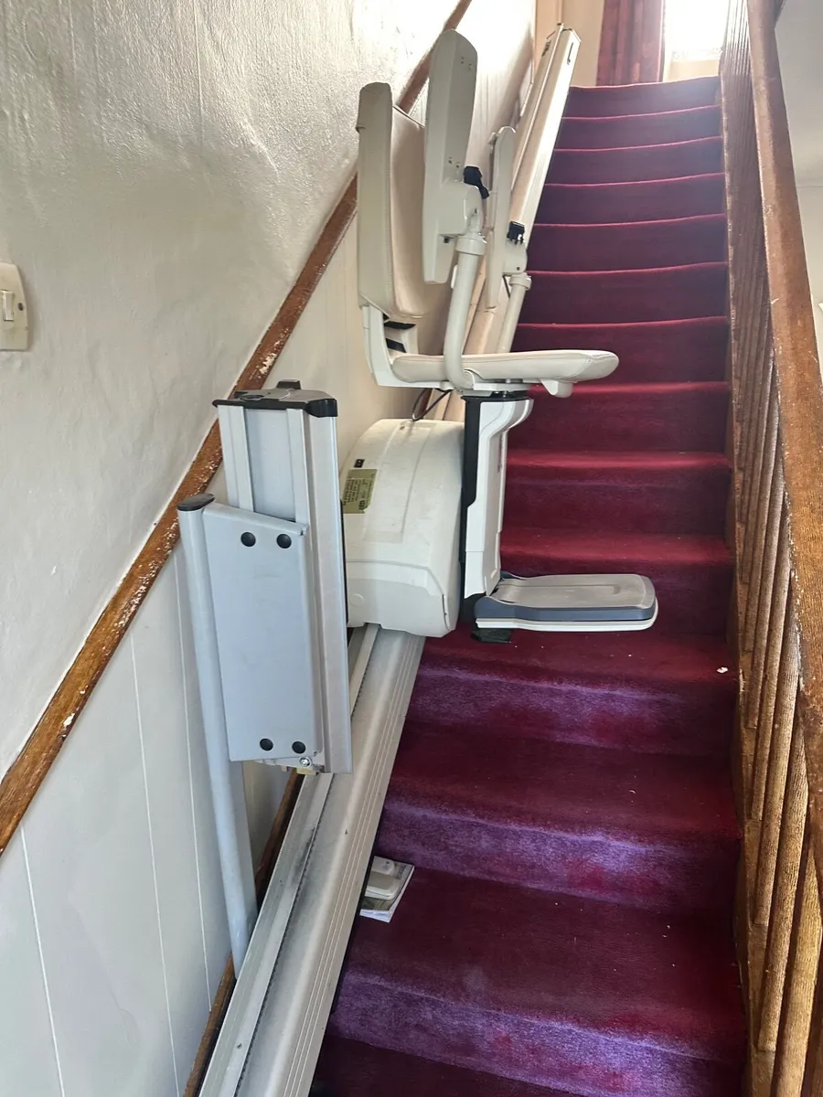 Stair lift,  swivel seat and folding hinge - Image 2