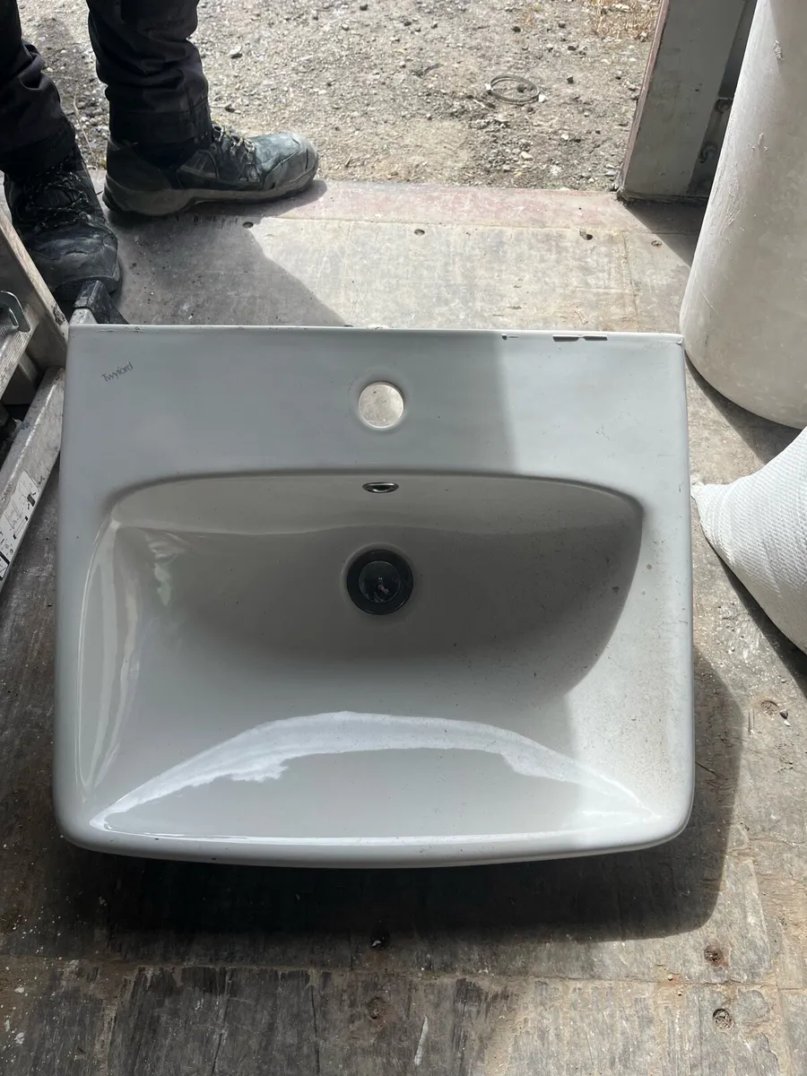 Bathroom sink - Image 1