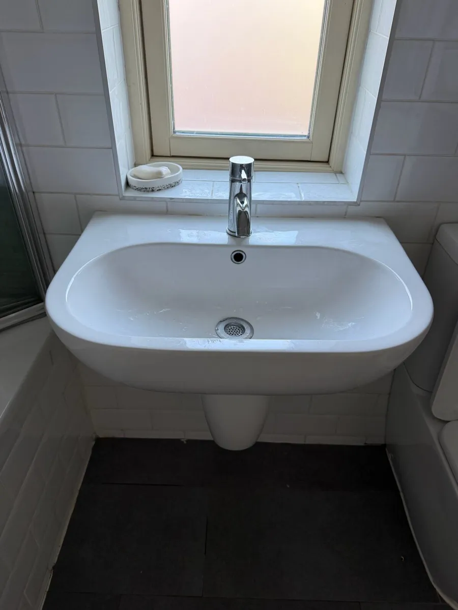 Bathroom sink and tap - Image 1