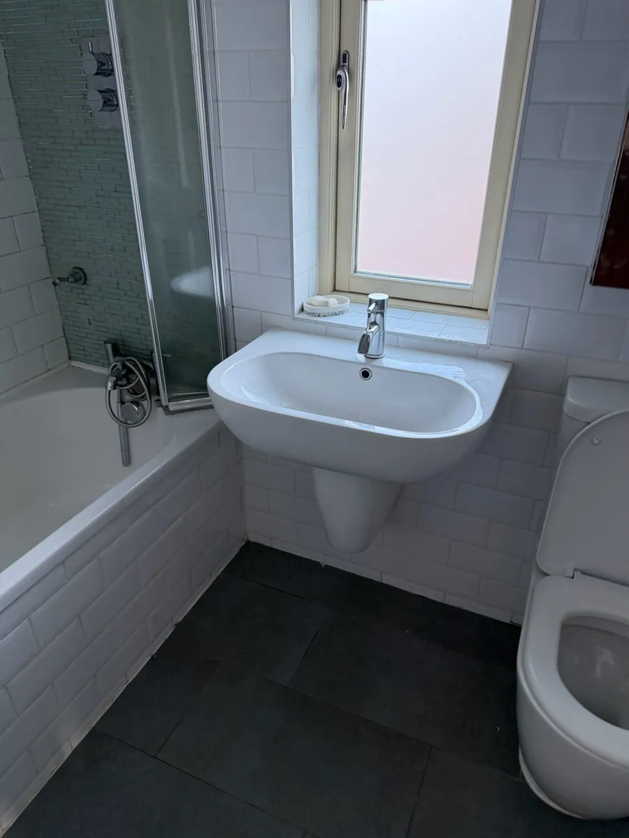 Bathroom sink and tap - Image 2