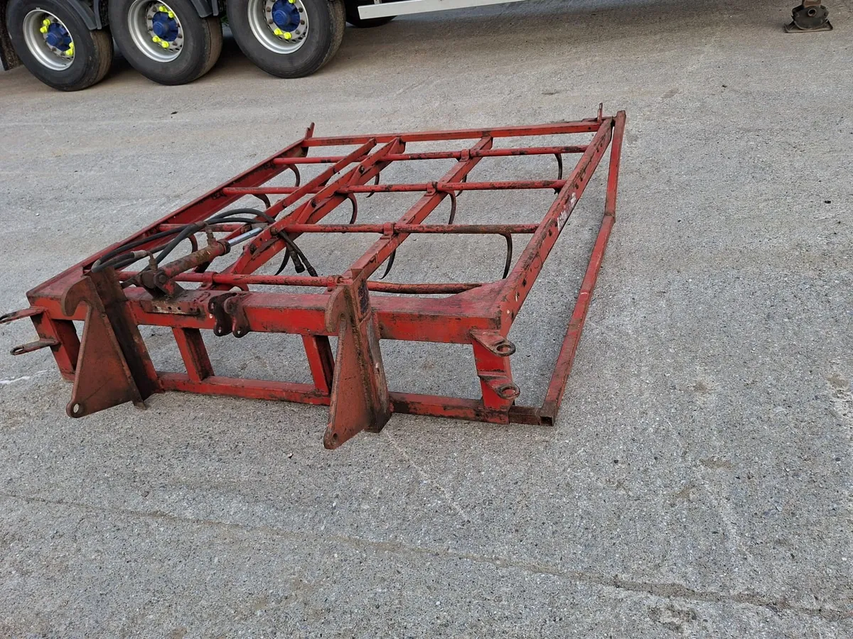 Flat 8 square bale grab. - Image 2