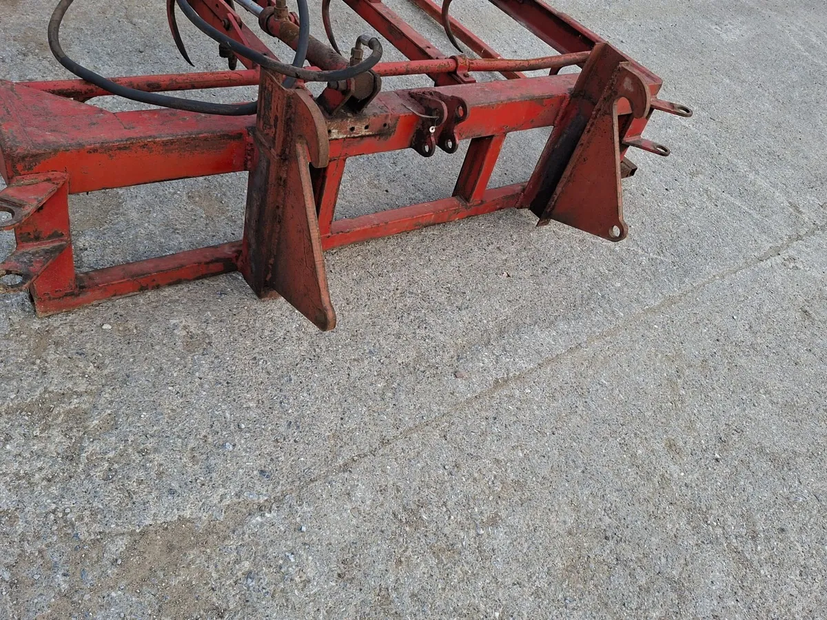 Flat 8 square bale grab. - Image 4