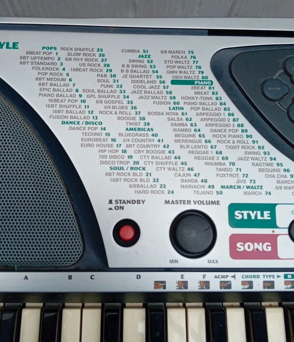 Yamaha PSR-240 portable electronic keyboard - Image 3