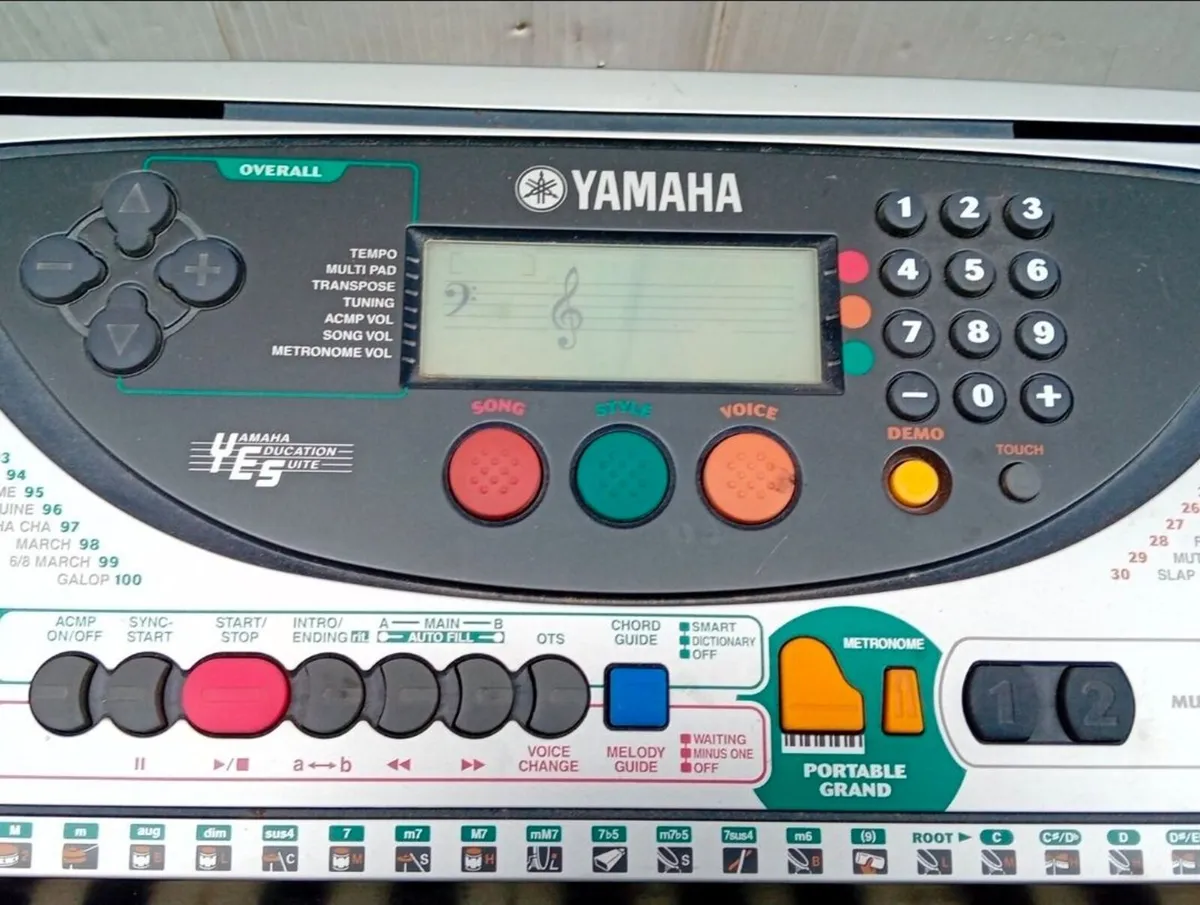 Yamaha PSR-240 portable electronic keyboard - Image 2
