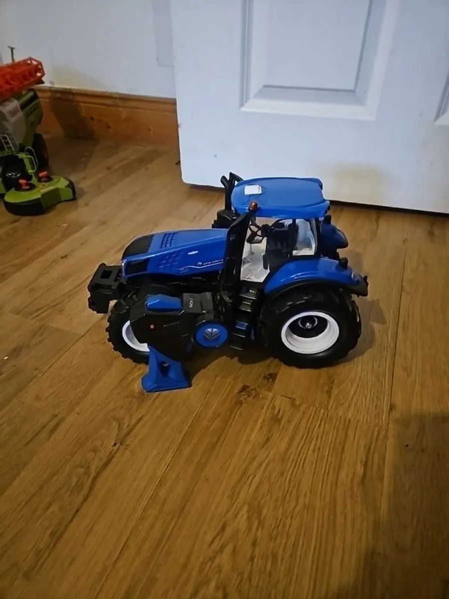 New Holland T8.435 Genesis rc tractor - Image 4