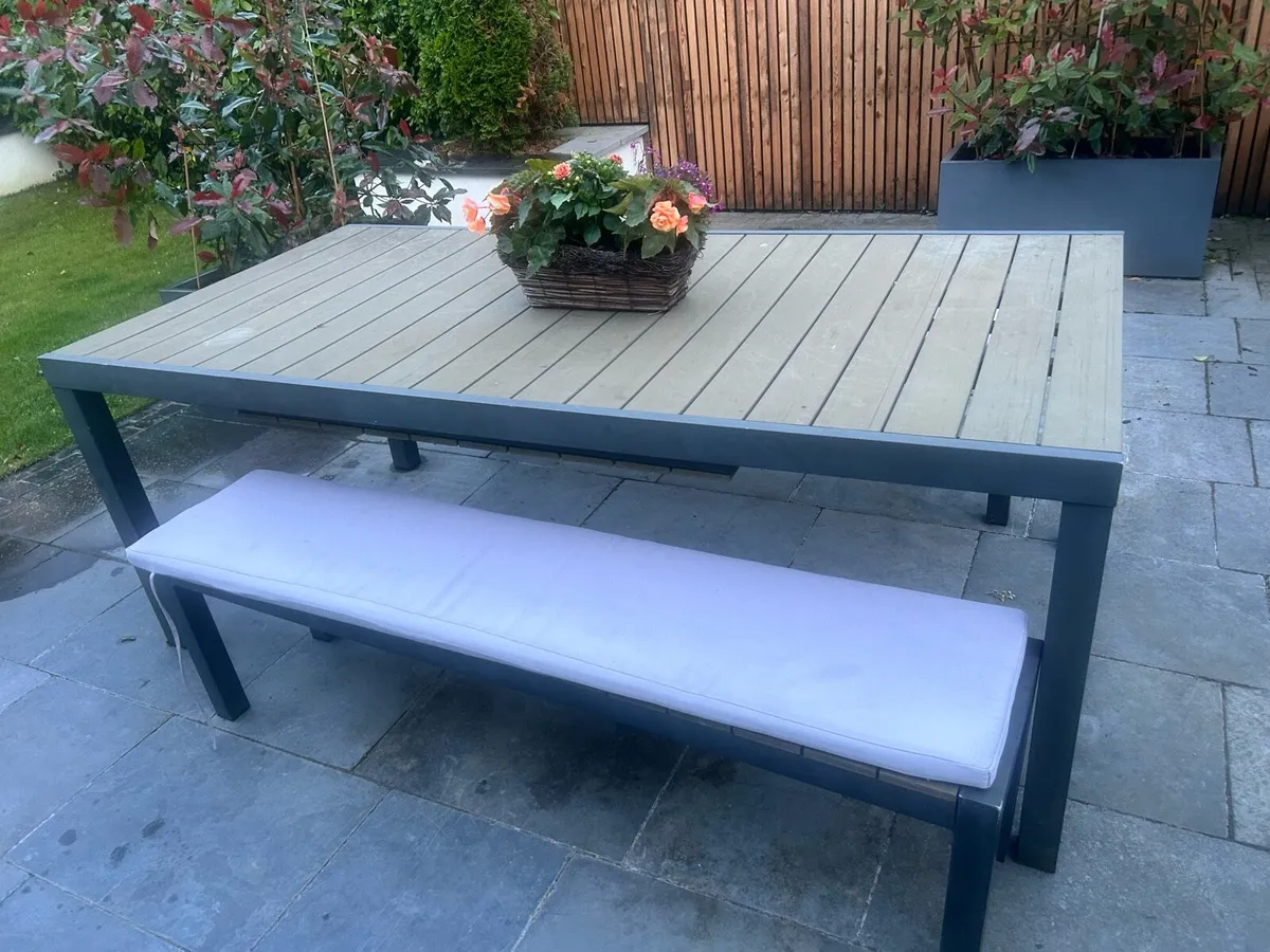 Garden table - Image 1