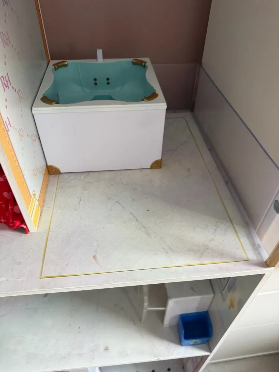 A Rainbow dollhouse fully furnished and 5 dolls - Image 4