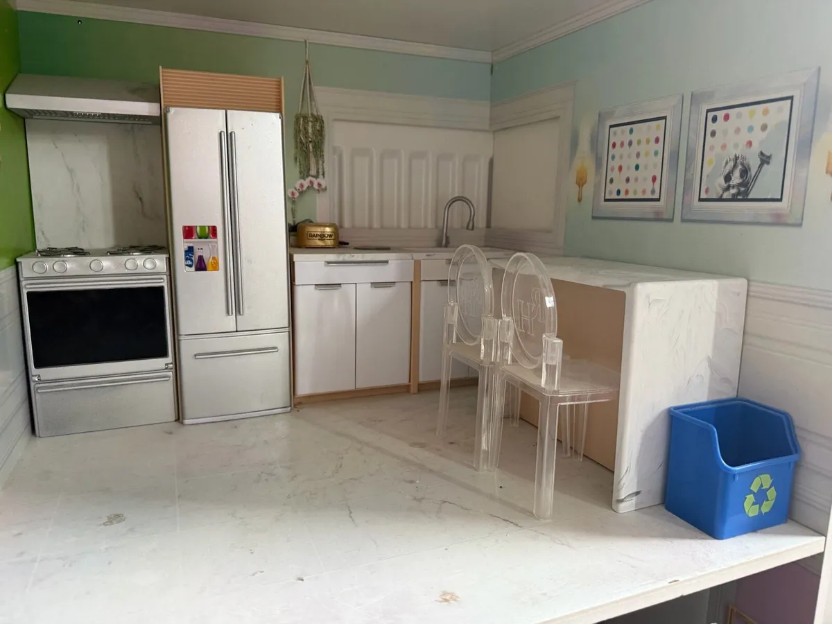 A Rainbow dollhouse fully furnished and 5 dolls - Image 2