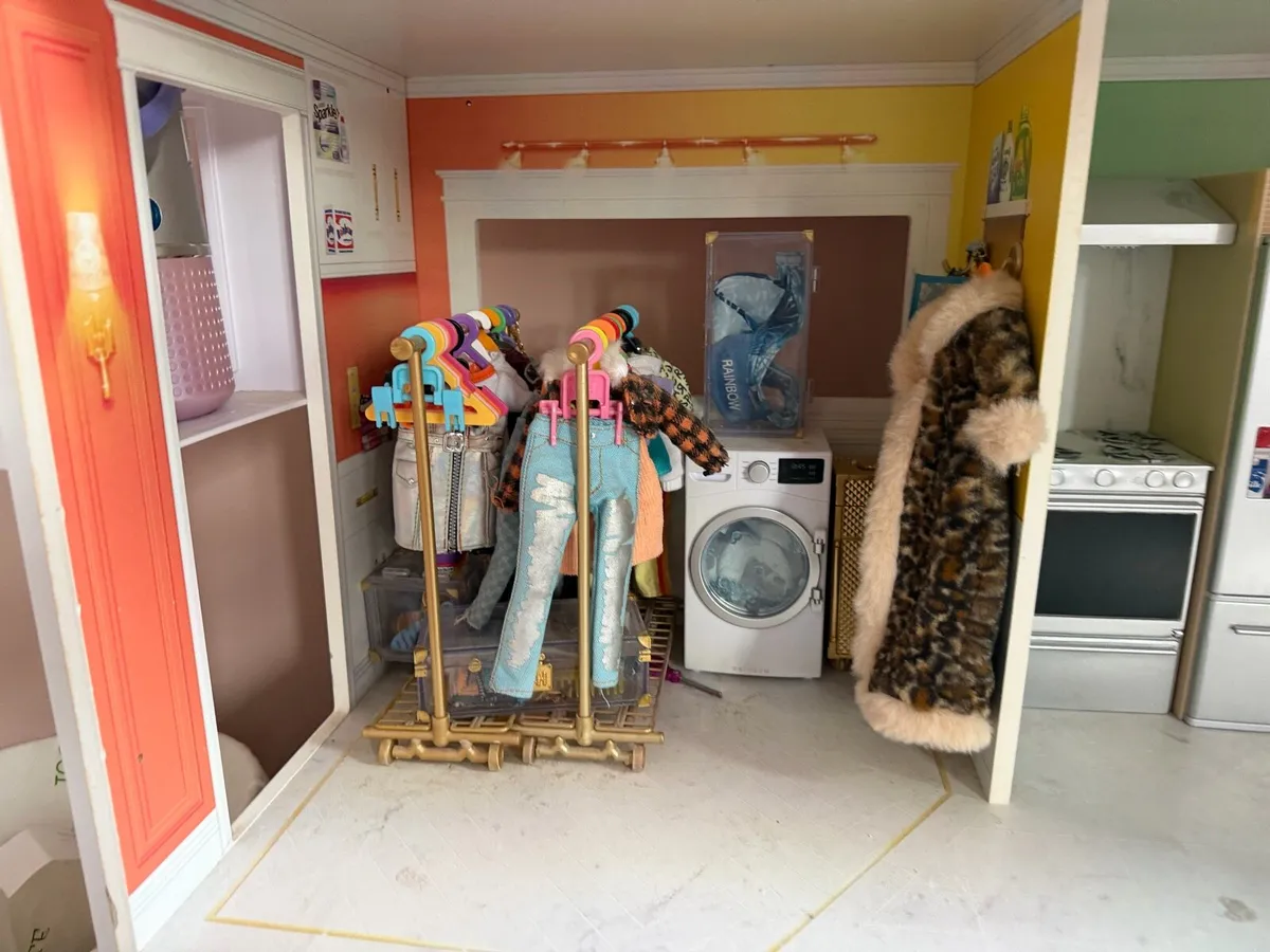 A Rainbow dollhouse fully furnished and 5 dolls - Image 3