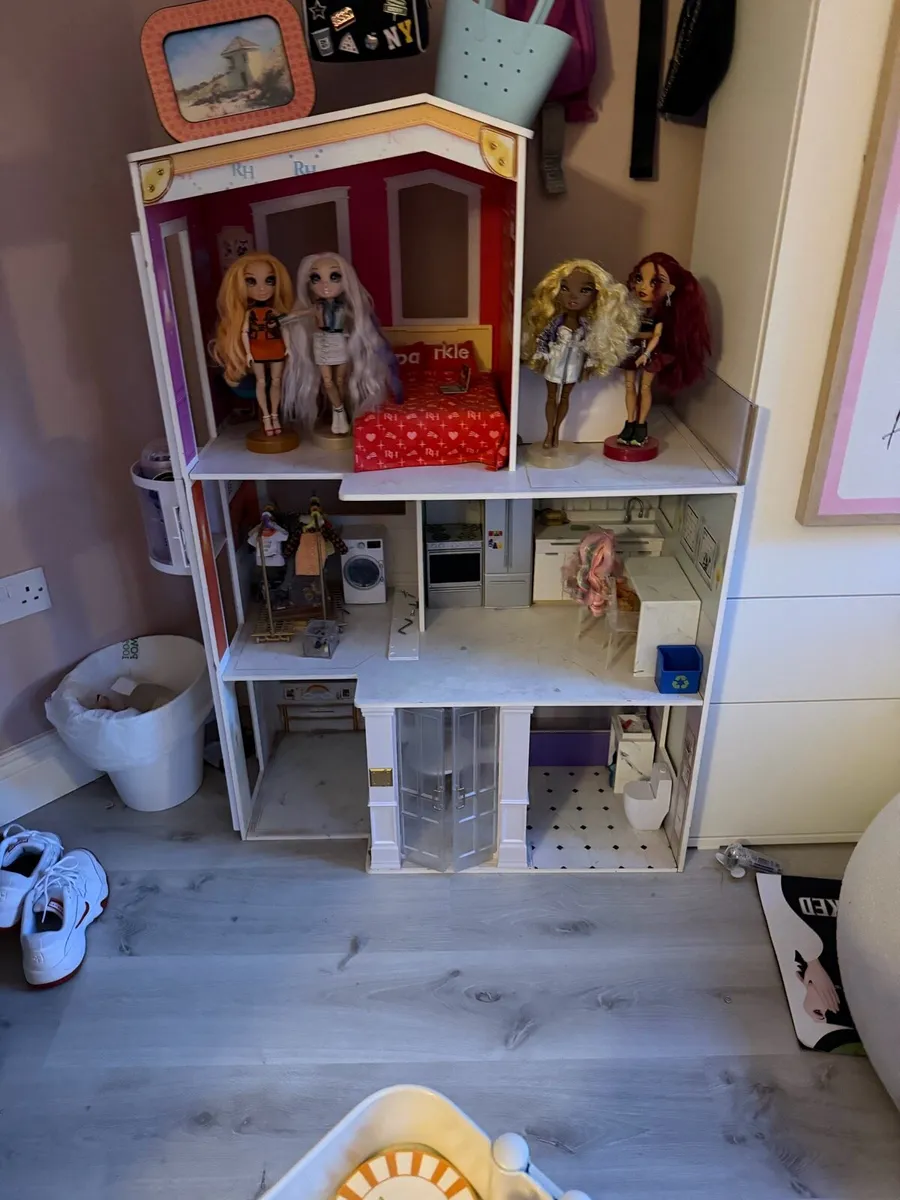 A Rainbow dollhouse fully furnished and 5 dolls - Image 1