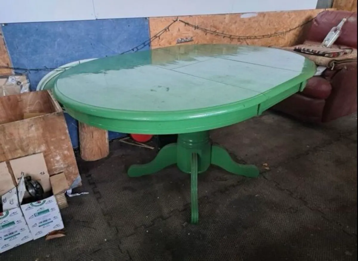 Extendable dining table
