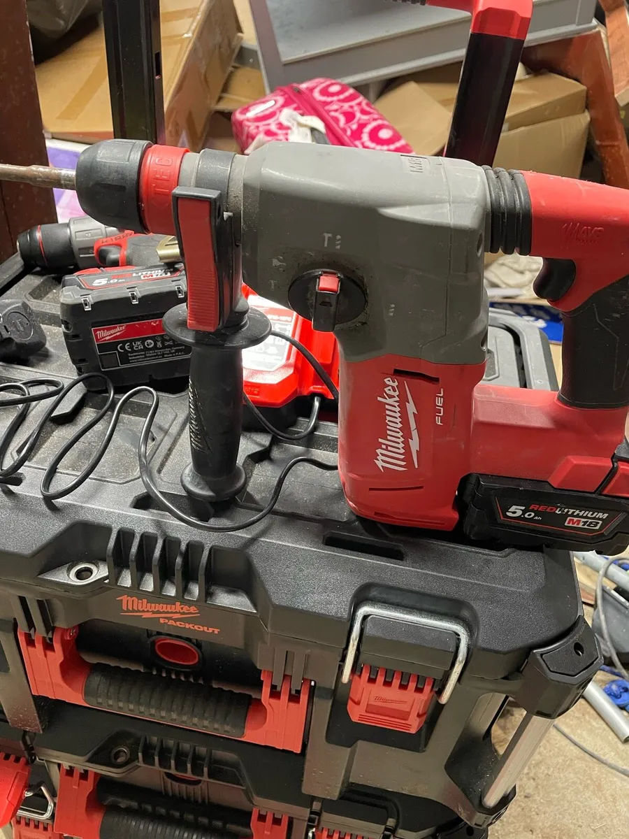 Milwaukee SDS M18 18v drill with 5ah battery and c - Image 2