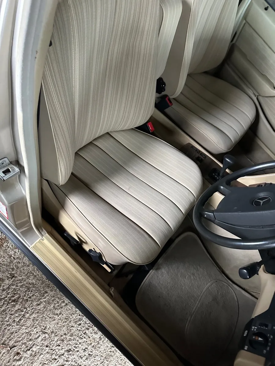 Mercedes-Benz E-Class 1986 - Image 4
