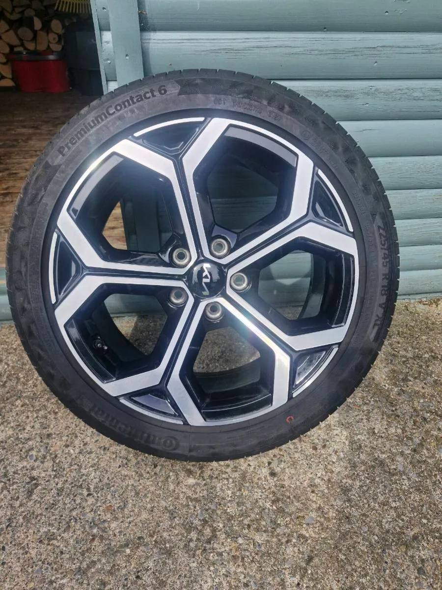 Kia Niro Alloy wheel with Continental tyre - Image 1