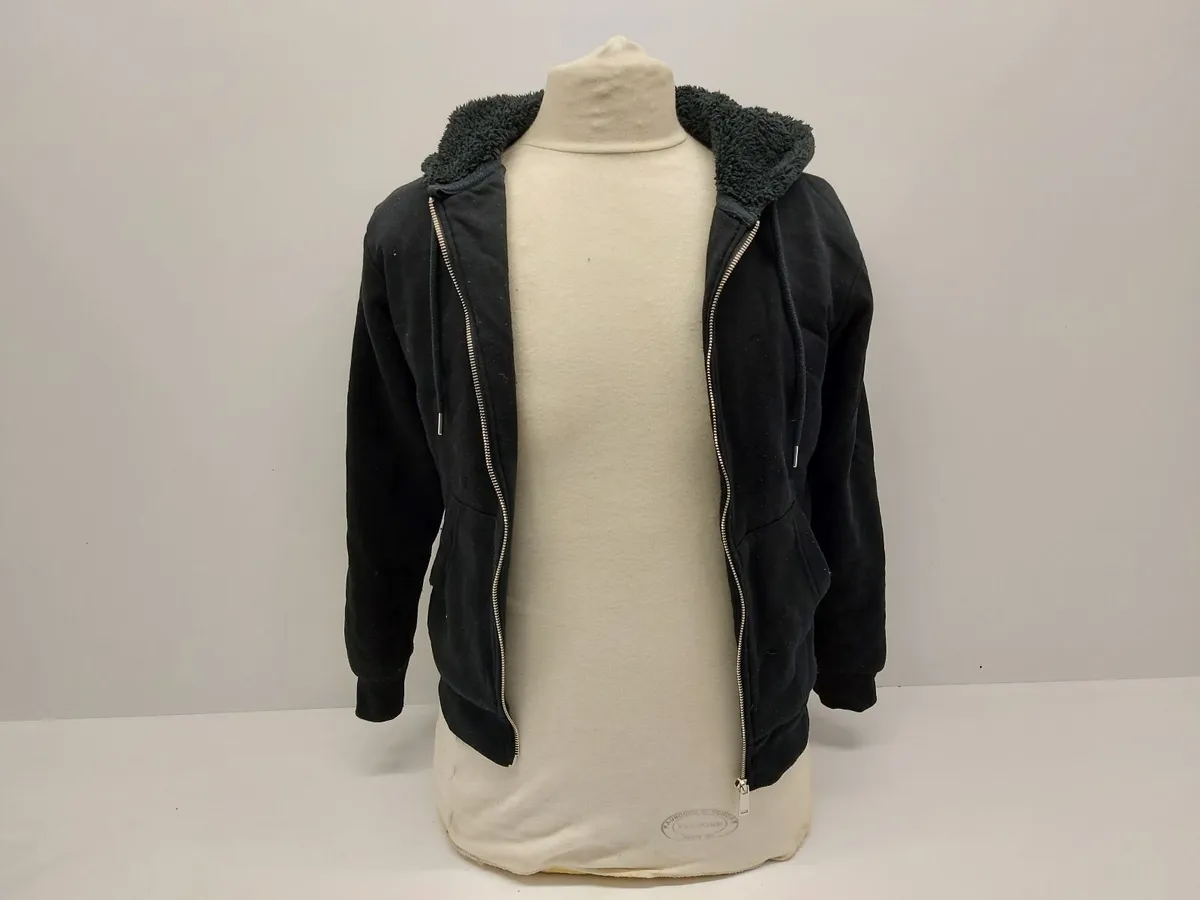Online Clothing Auction - Image 3