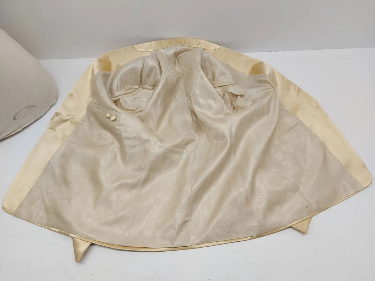 Online Clothing auction - Image 1