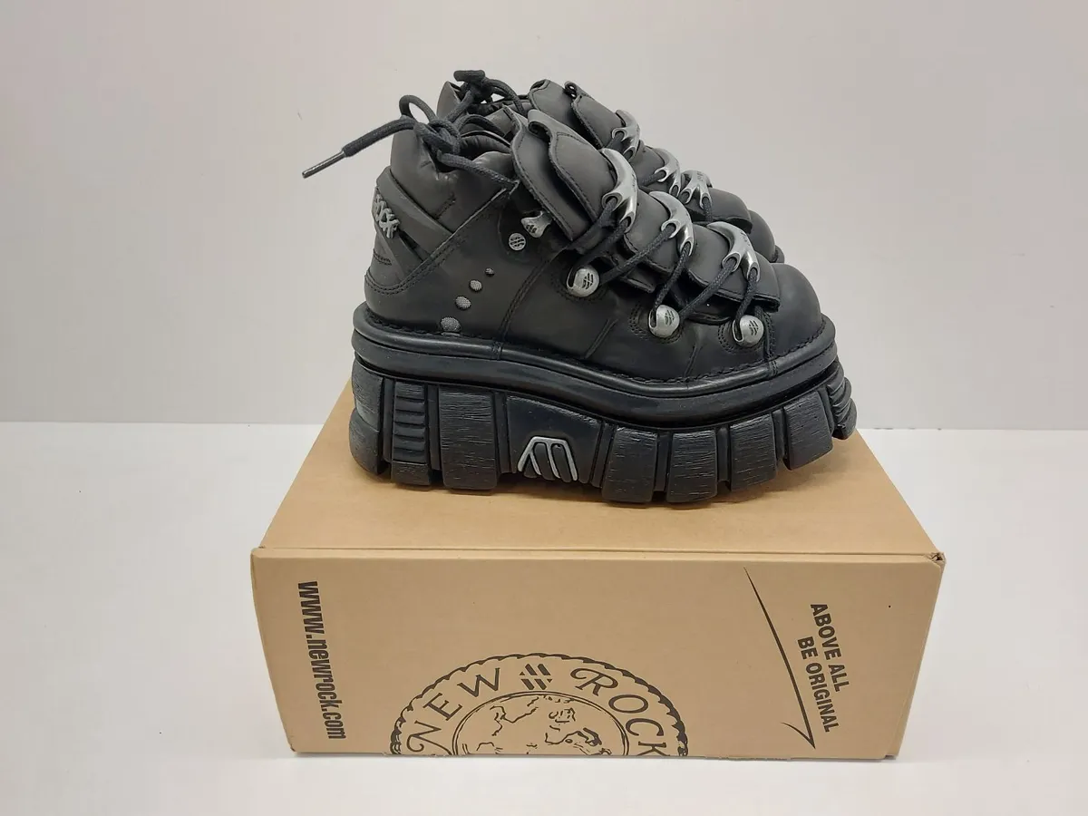 Online Clothing Auction - Image 1