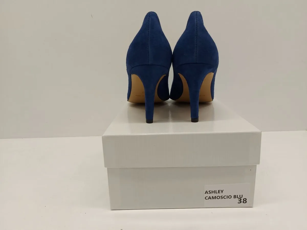 Online Clothing Auction - Image 3