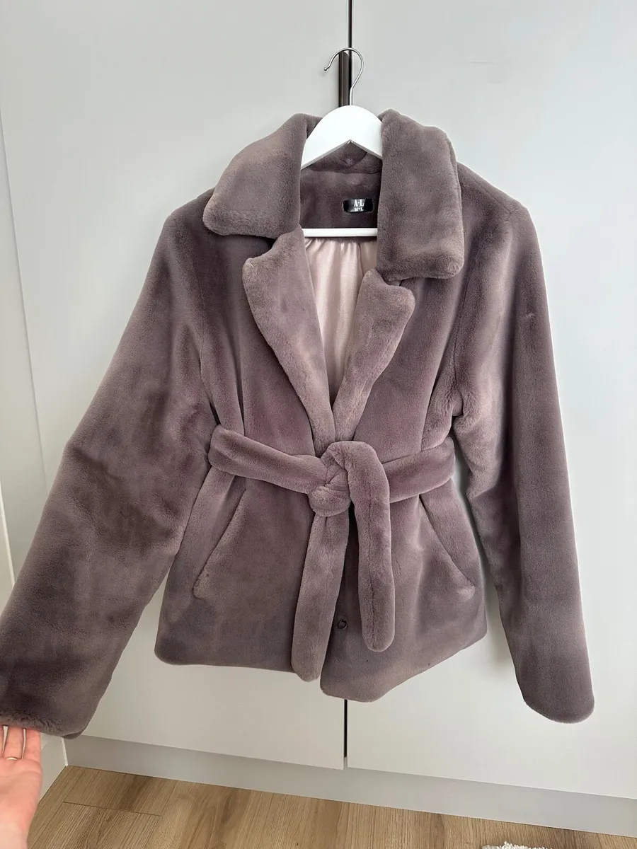 Plush Faux Fur Jacket / Eco-Fur Coat with Belt — M - Image 1