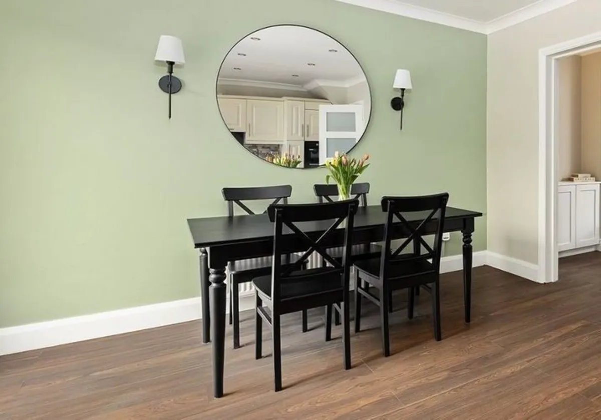 Table and chairs (6 Seat, extends to 8 Seat) - Image 2