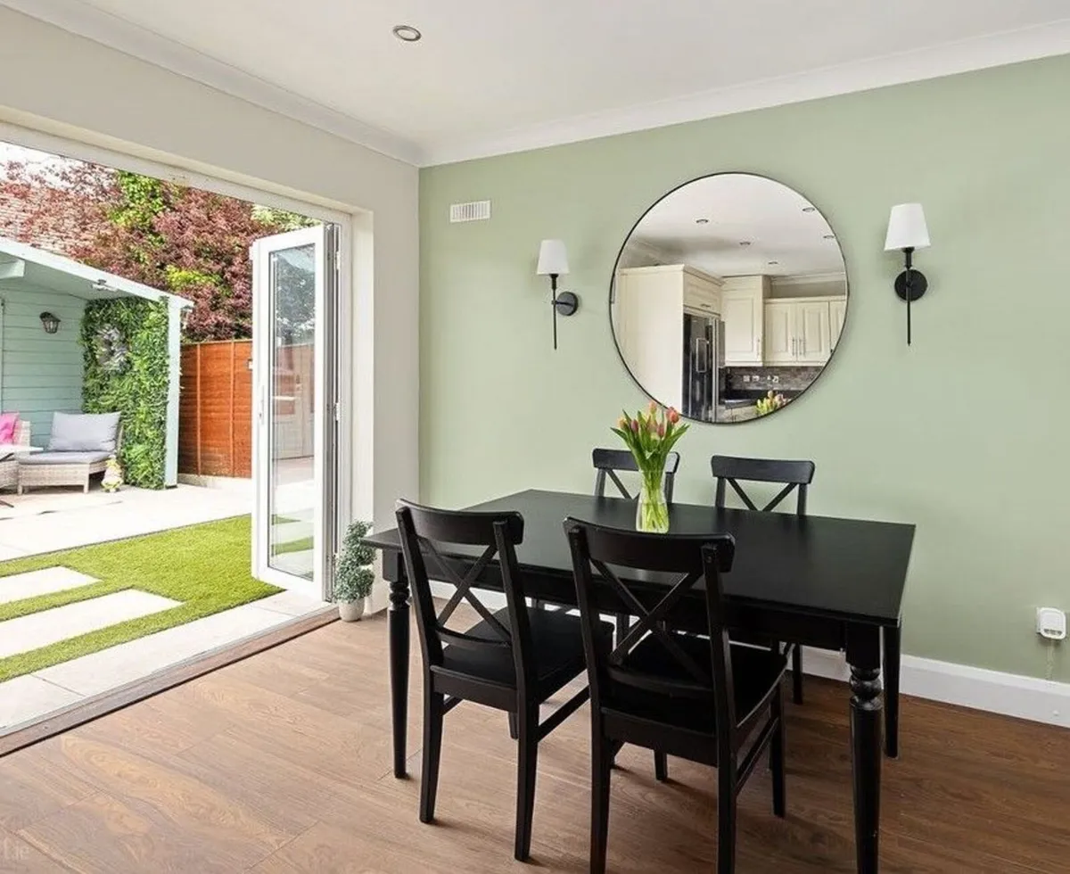 Table and chairs (6 Seat, extends to 8 Seat) - Image 1