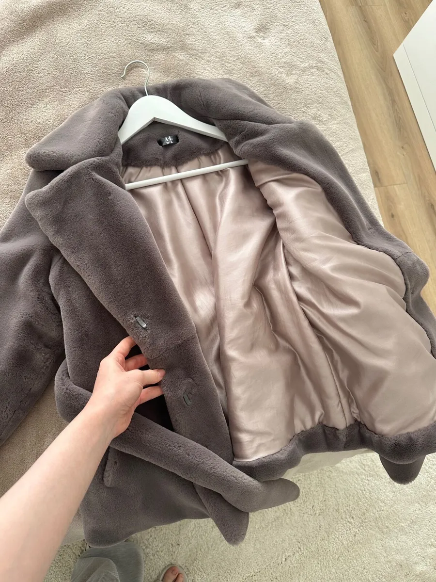 Plush Faux Fur Jacket / Eco-Fur Coat with Belt — M - Image 4