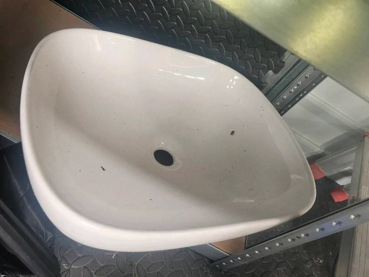 Countertop basin, tap, shower head - Image 1