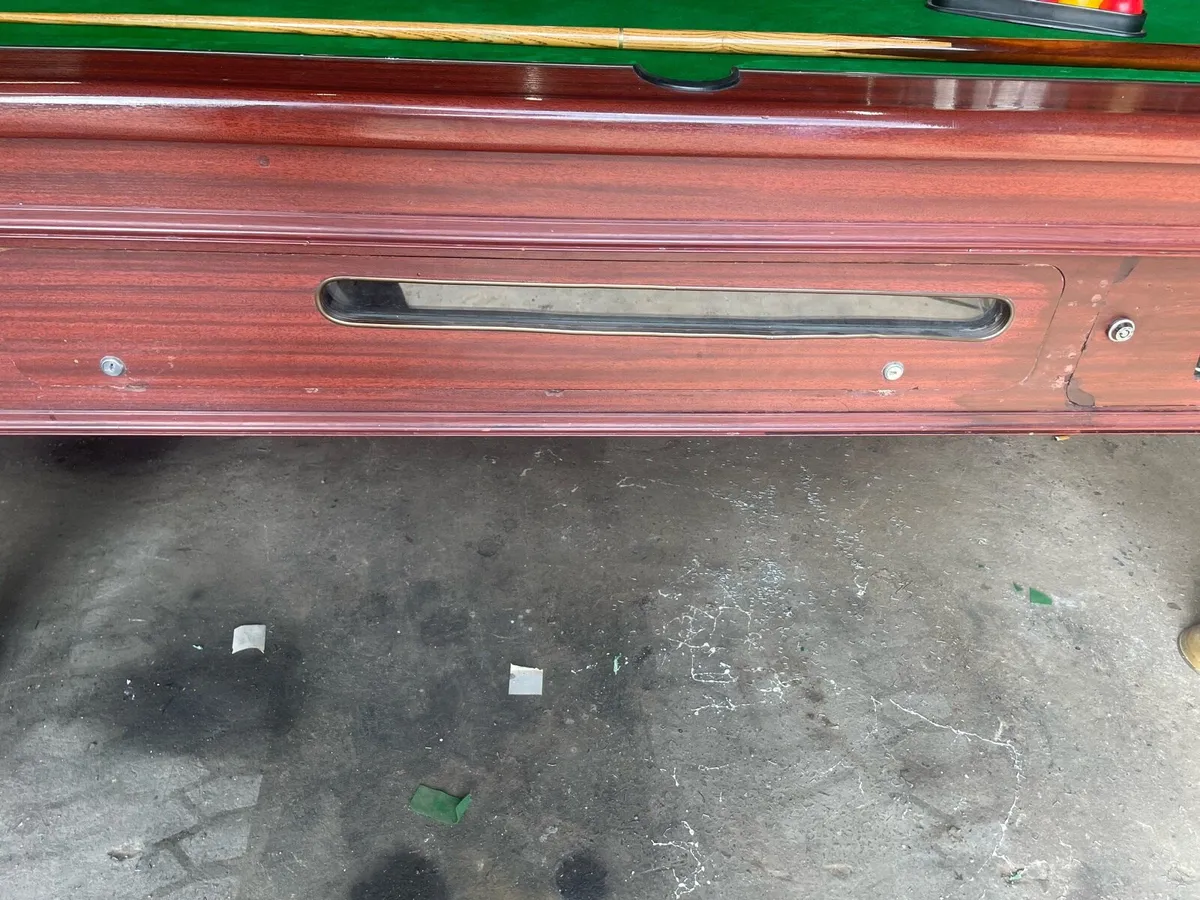 Pool table - Image 1