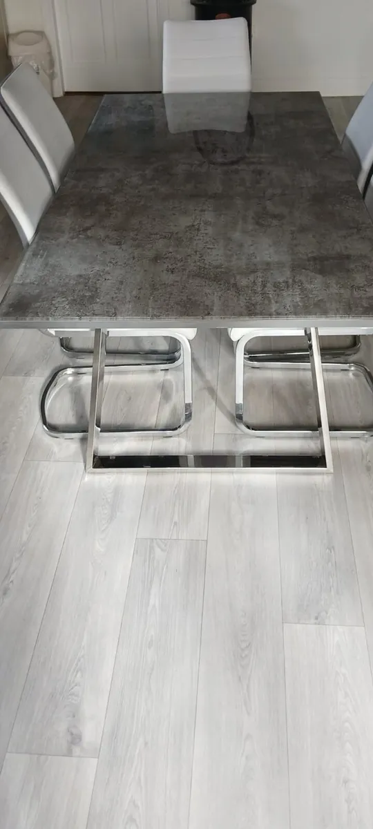 Modern design table and chairs - Image 3