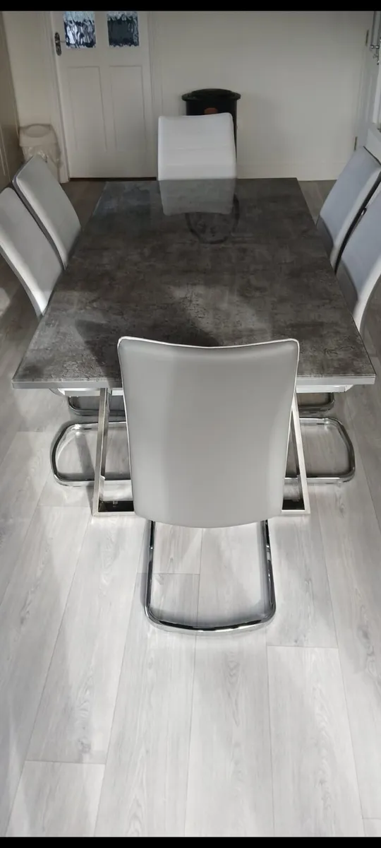 Modern design table and chairs - Image 4