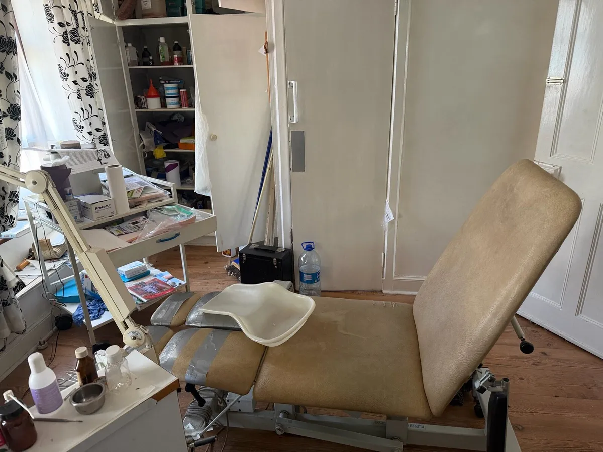 Contents of surgery, chirped - Image 2