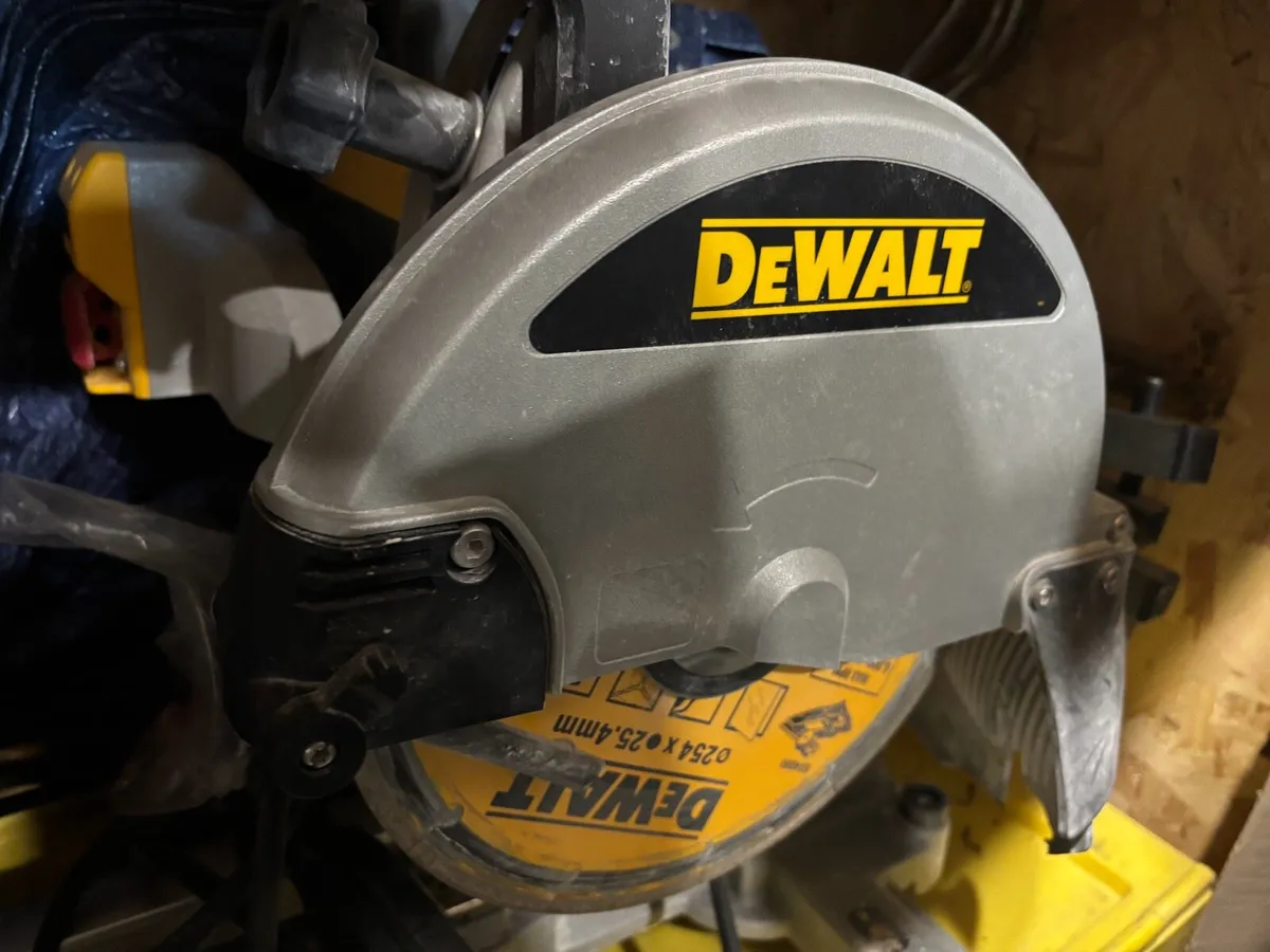 Wet tiles cutter Dewalt