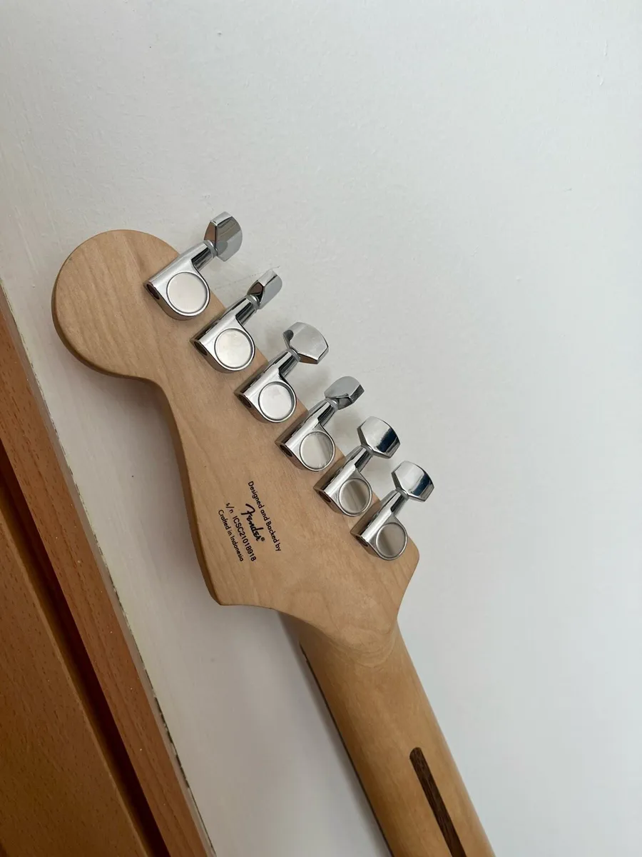 Squier by Fender Stratocaster - Image 4
