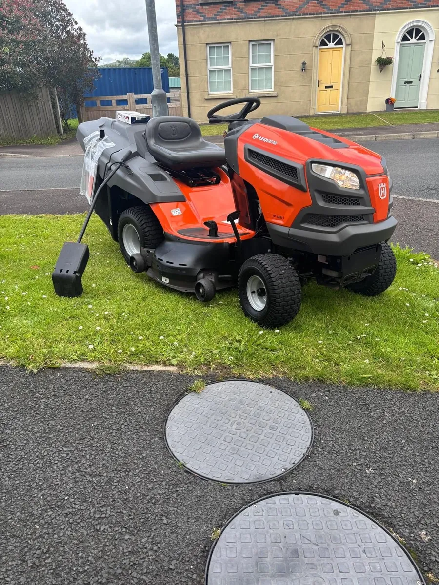 Husqvarna ride on lawnmower - Image 2
