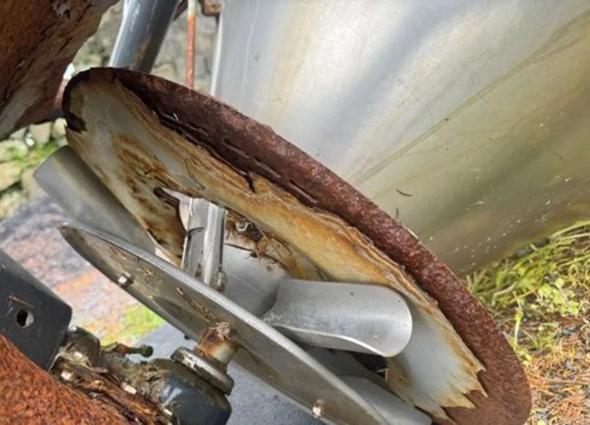 Stainless Steel fertiliser spreader - Image 3