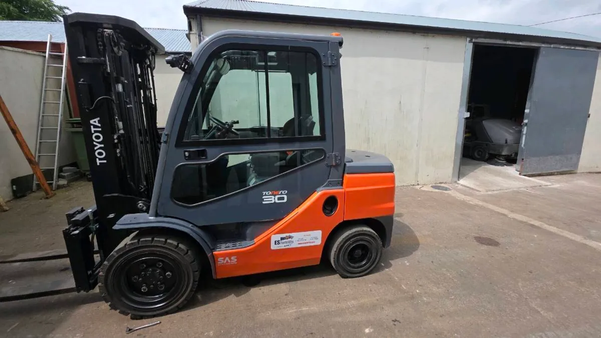 Toyota 3 tonne diesel forklift - Image 1