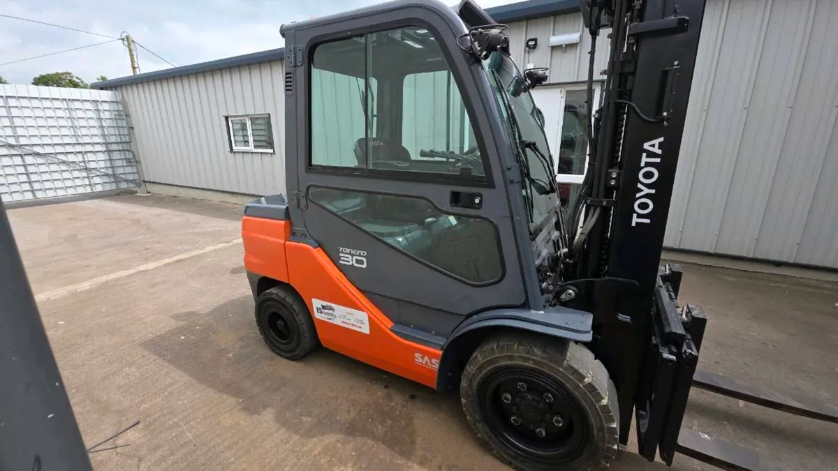 Toyota 3 tonne diesel forklift - Image 2