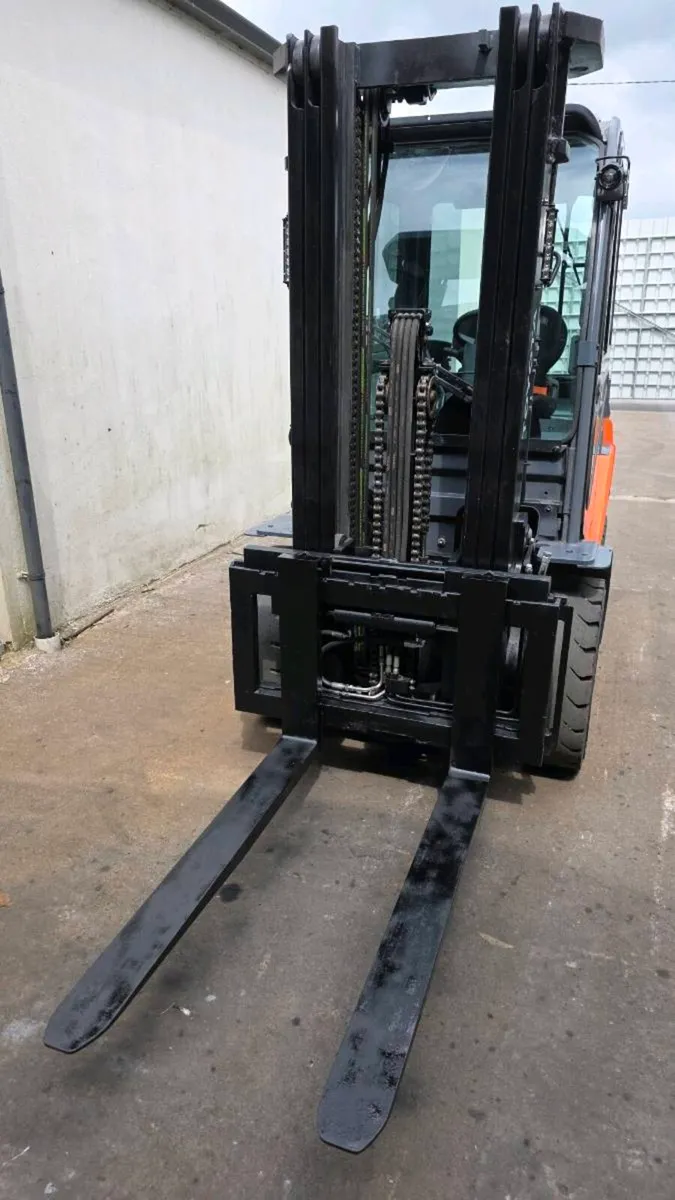 Toyota 3 tonne diesel forklift - Image 4